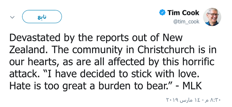 طفل يضع باقة خارج مسجد النور عند نصب تذكاري لضحايا الاعتداء