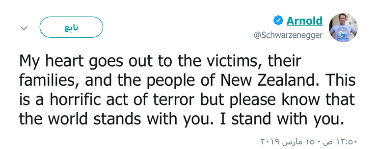 طفل يضع باقة خارج مسجد النور عند نصب تذكاري لضحايا الاعتداء