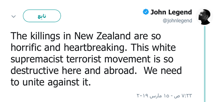 طفل يضع باقة خارج مسجد النور عند نصب تذكاري لضحايا الاعتداء