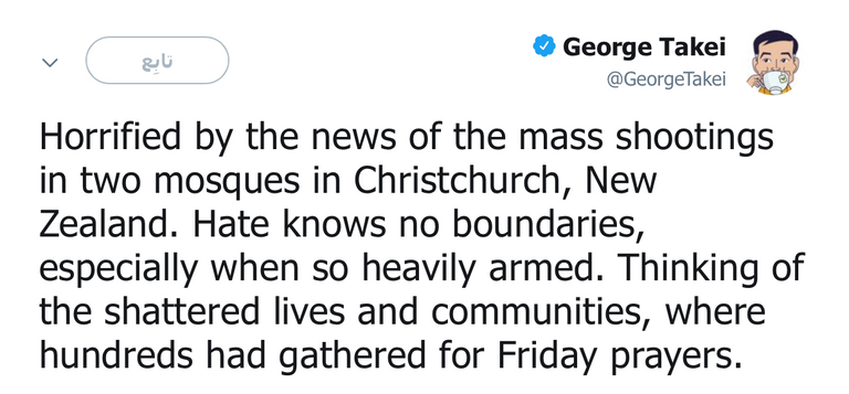 طفل يضع باقة خارج مسجد النور عند نصب تذكاري لضحايا الاعتداء