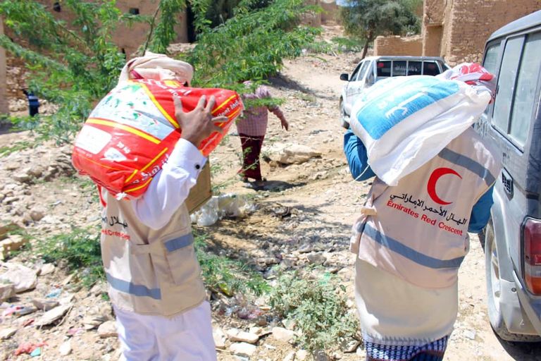 الإمارات توزع 1300 سلة غذائية على أهالي "يبعث " في حضرموت