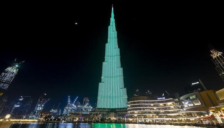 برج خليفة يتزين باللون الأخضراء احتفالا باليوم الوطني في أيرلندا