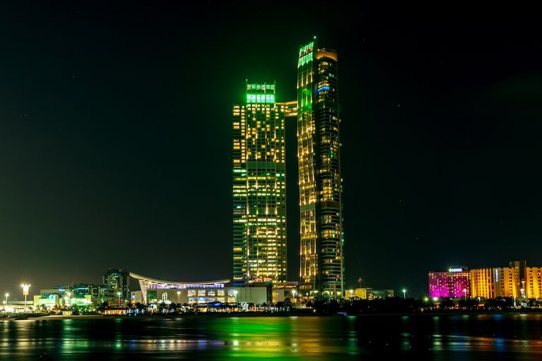 برج خليفة يتزين باللون الأخضراء احتفالا باليوم الوطني في أيرلندا