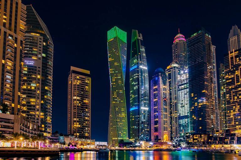 برج خليفة يتزين باللون الأخضراء احتفالا باليوم الوطني في أيرلندا