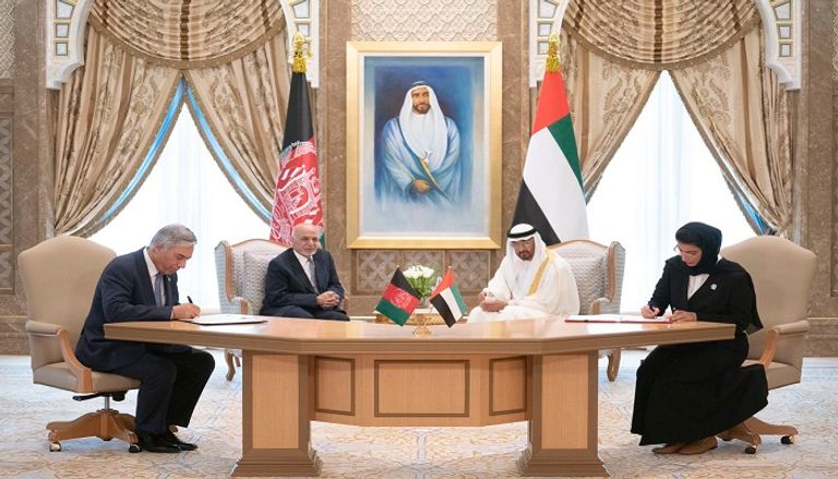 الشيخ محمد بن زايد والرئيس الأفغاني خلال المباحثات