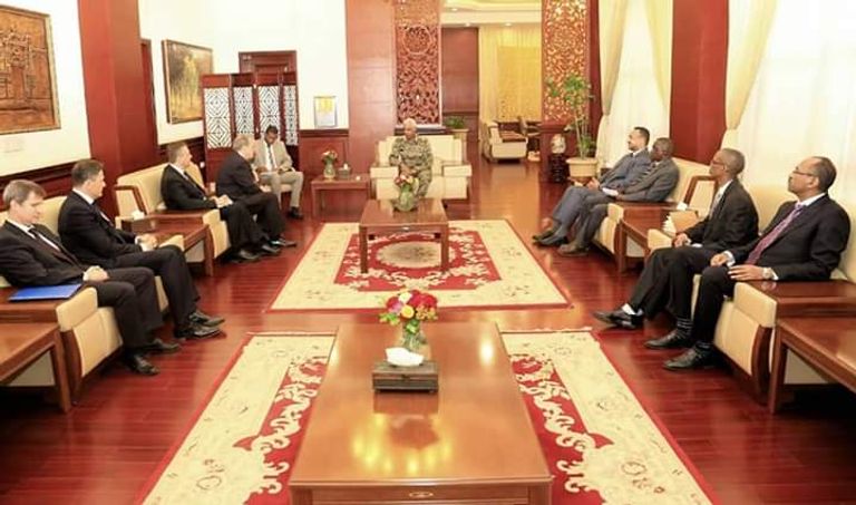 جانب من لقاء المبعوث الروسي ونائب الرئيس السوداني وزير الدفاع