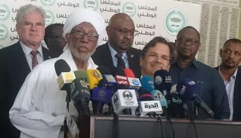 جانب من المؤتمر الصحفي بين رئيس البرلمان السوداني ورئيس وفد الكونجرس