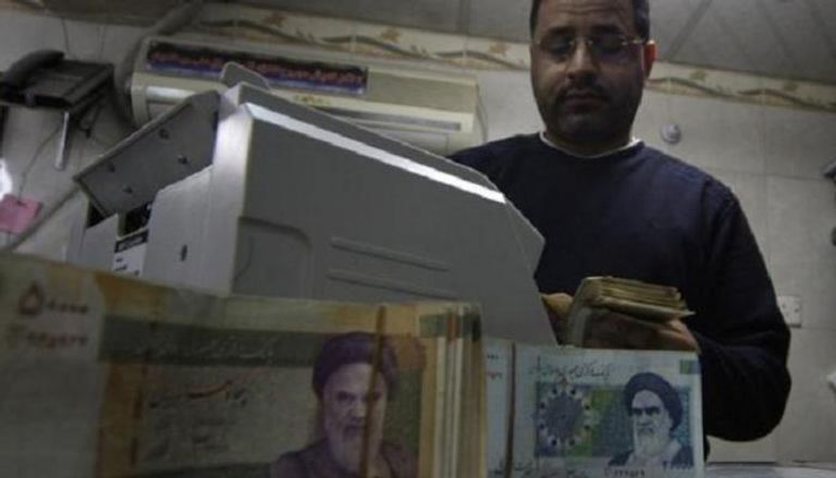 تدهور اقتصاد إيران يهبط بقيمة عملتها 