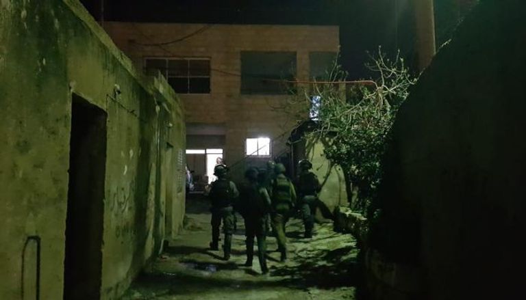 قوات الاحتلال خلال مداهمة منزل المنفذ