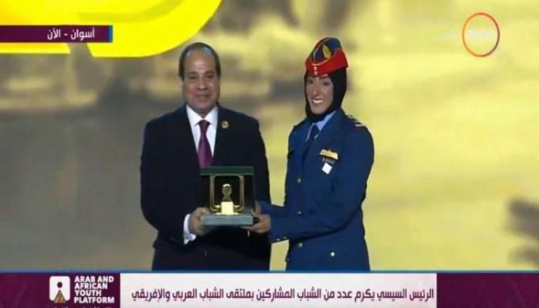 السيسي يكرم مريم المنصوري أول مقاتلة بالقوات الجوية الإماراتية