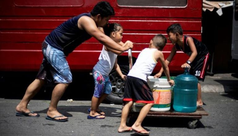 عائلات الفلبين تعاني للحصول على المياه 