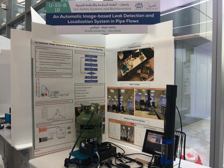 الطالبتان موزة المرشدي وفاطمة الحمودي