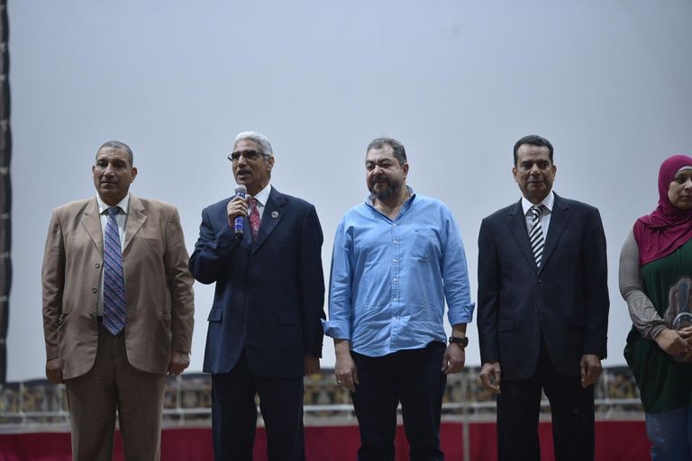 طارق عبدالعزيز يتسلّم درع التكريم