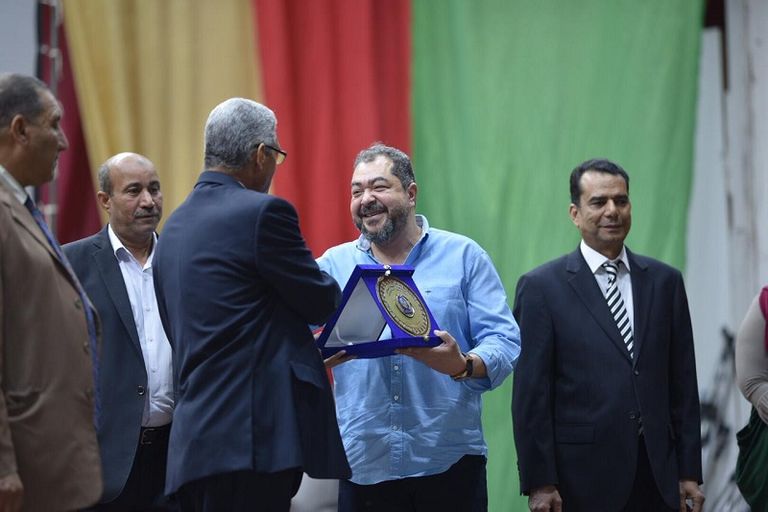 طارق عبدالعزيز يتسلّم درع التكريم