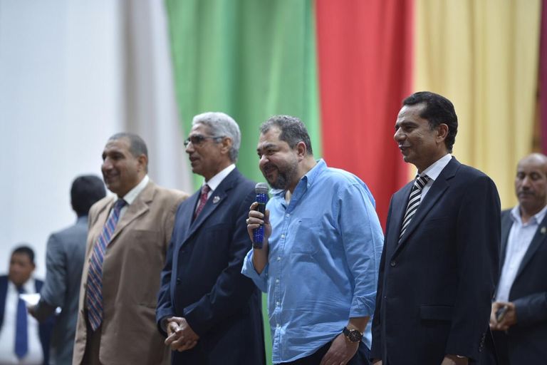 طارق عبدالعزيز يتسلّم درع التكريم
