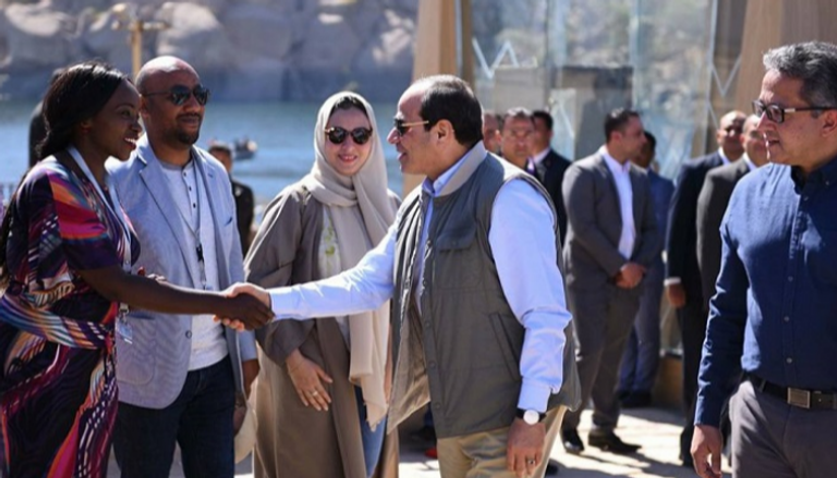الرئيس المصري خلال جولته بأسوان مع الشباب العربي والأفريقي