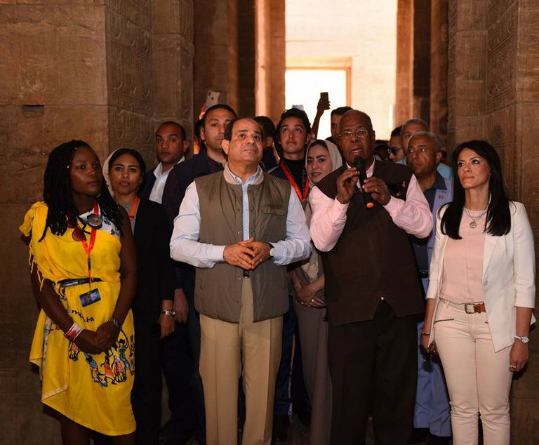 الرئيس المصري خلال جولته بأسوان مع الشباب العربي و الافريقي