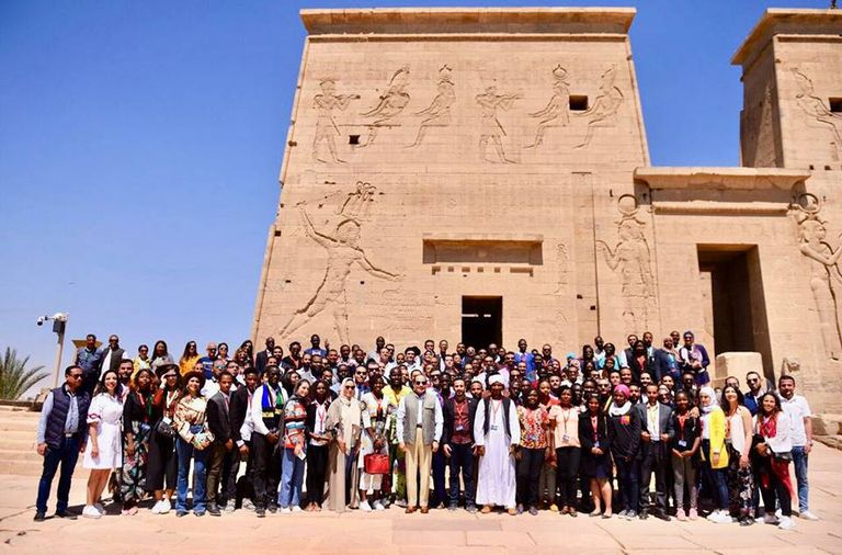 الرئيس المصري خلال جولته بأسوان مع الشباب العربي و الافريقي