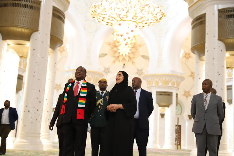 الرئيس الزيمبابوي يزور جامع الشيخ زايد الكبير