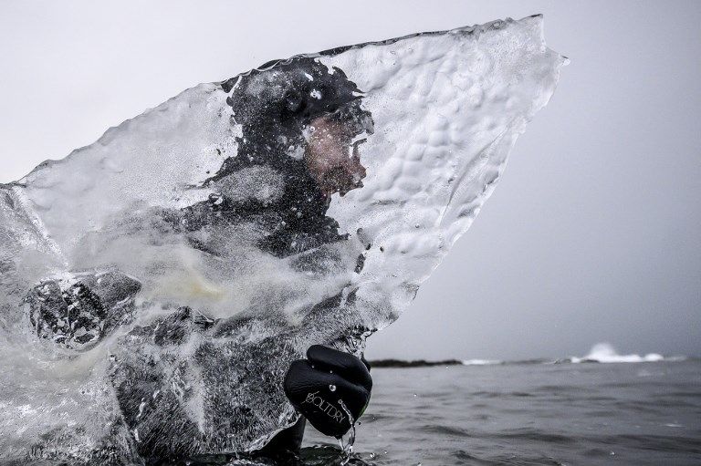 راكب أمواج نرويجي يمارس هوايته على ألواح من الجليد