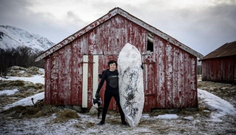 راكب أمواج نرويجي يمارس هوايته على ألواح من الجليد