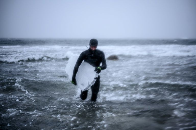 راكب أمواج نرويجي يمارس هوايته على ألواح من الجليد