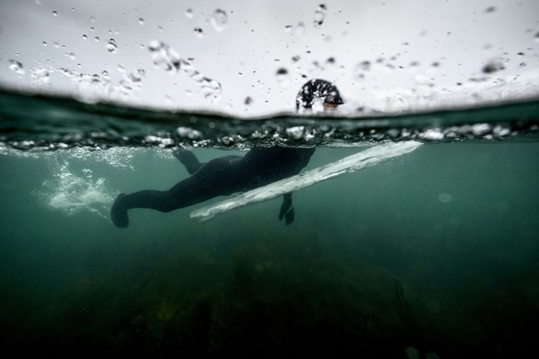 راكب أمواج نرويجي يمارس هوايته على ألواح من الجليد