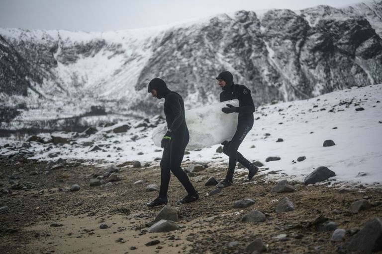 راكب أمواج نرويجي يمارس هوايته على ألواح من الجليد
