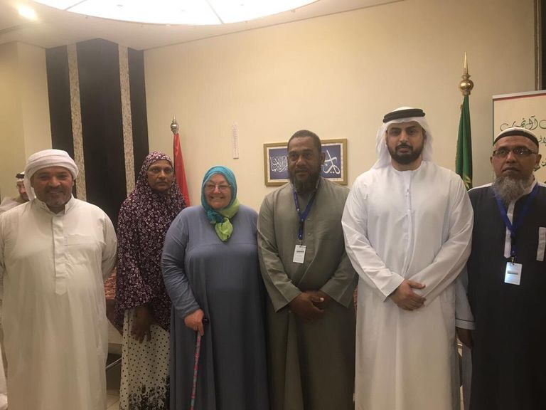 ليندا أرمسترونج ضمن بعثة مؤسسة "زايد" الخيرية للحج