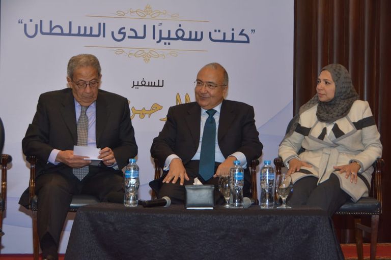 جانب من حفل توقيع كتاب "كنت سفيرا لدى السلطان"