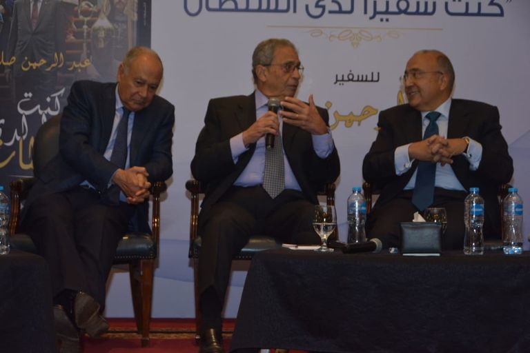 جانب من حفل توقيع كتاب "كنت سفيرا لدى السلطان"