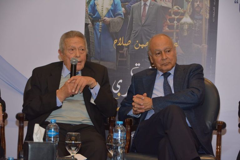 جانب من حفل توقيع كتاب "كنت سفيرا لدى السلطان"