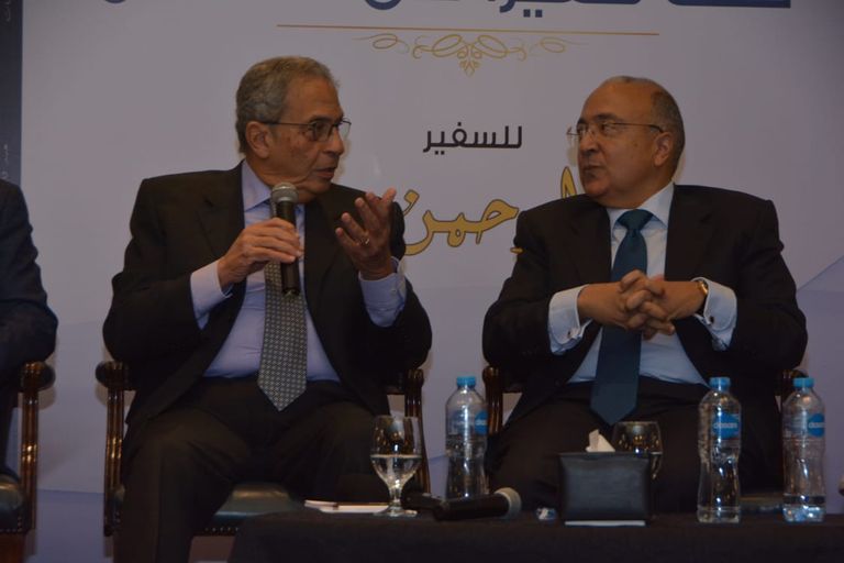 جانب من حفل توقيع كتاب "كنت سفيرا لدى السلطان"