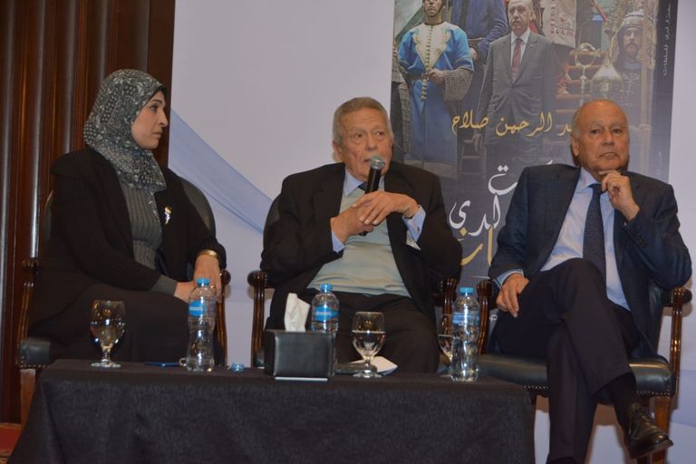 جانب من حفل توقيع كتاب "كنت سفيرا لدى السلطان"