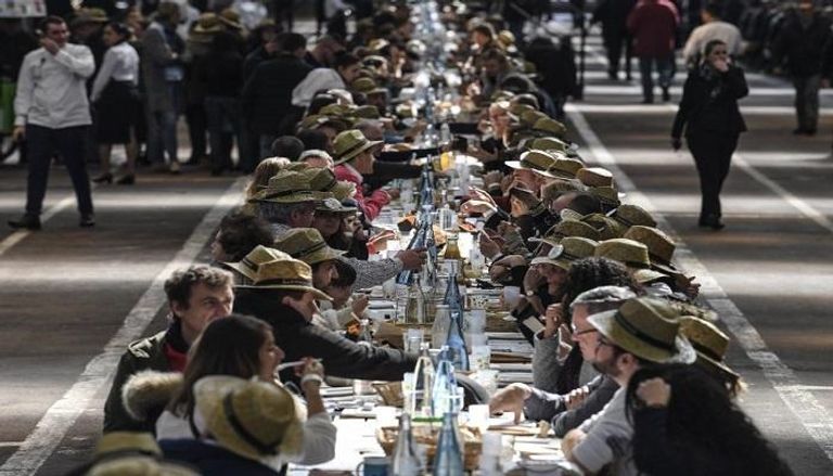 سوق فرنسية تحطم الرقم القياسي لأكبر مائدة طعام في العالم