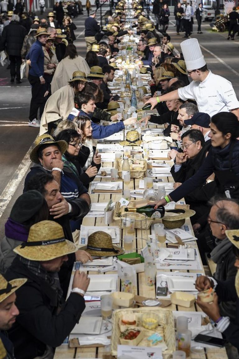 سوق فرنسية تحطم الرقم القياسي لأكبر مائدة طعام في العالم