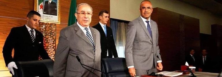رئيس الوزراء الجزائري نور الدين بدوي ونائبه الأول رمطان لعمامرة الدبلوماسي الجزائري الأخضر الإبراهيمي - أرشيفية