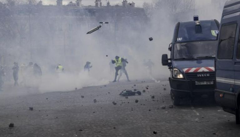 اشتباكات بين الشرطة والسترات الصفراء في وسط باريس