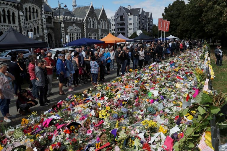 إجلاء ضحايا مجزرة المسجدين بنيوزيلندا