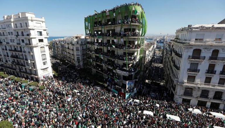 مظاهرة حاشدة في الجزائر تطالب بالتغيير