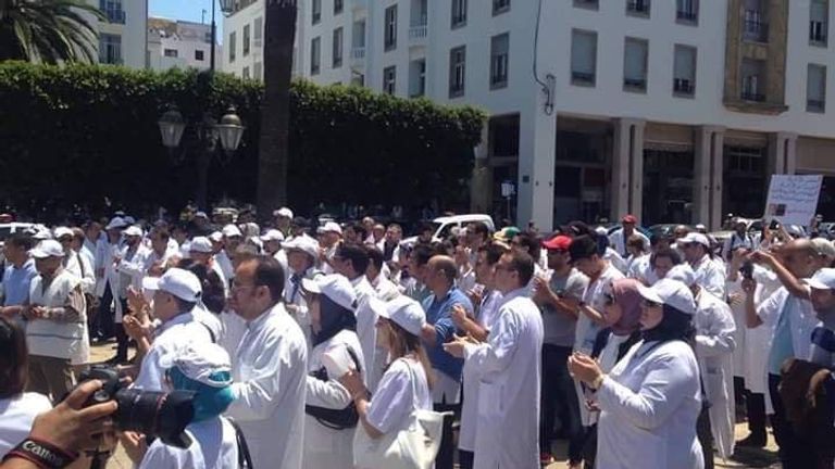 مظاهرة لأطباء جزائريين مطالبين برحيل نظام بوتفليقة مظاهرة لأطباء جزائريين