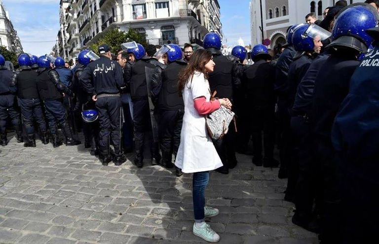 مظاهرة لأطباء جزائريين مطالبين برحيل نظام بوتفليقة مظاهرة لأطباء جزائريين