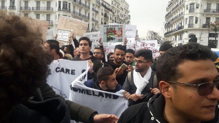 مظاهرة لأطباء جزائريين مطالبين برحيل نظام بوتفليقة مظاهرة لأطباء جزائريين