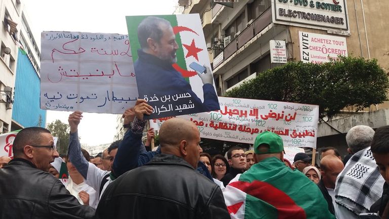 مظاهرة لأطباء جزائريين مطالبين برحيل نظام بوتفليقة مظاهرة لأطباء جزائريين