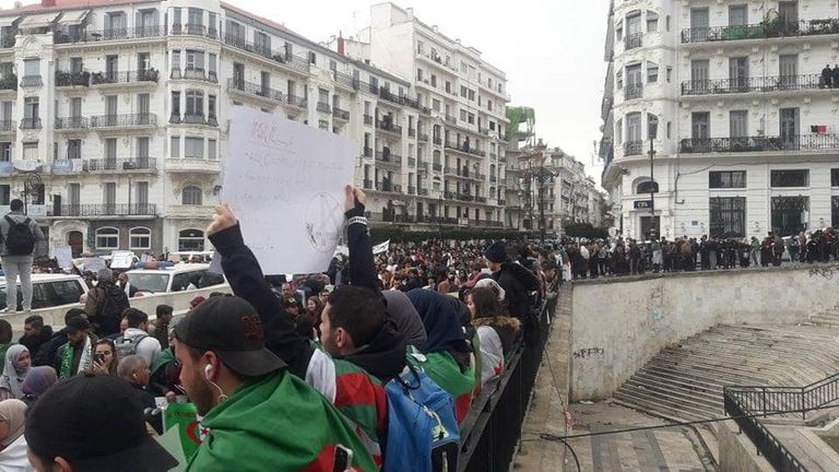 مظاهرة لأطباء جزائريين مطالبين برحيل نظام بوتفليقة مظاهرة لأطباء جزائريين