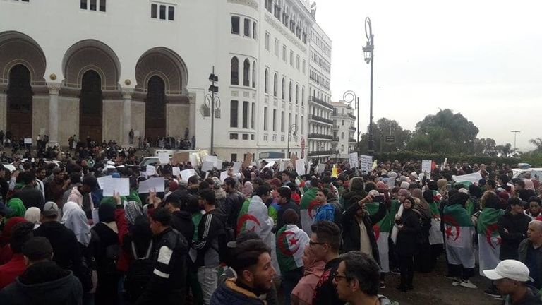 مظاهرة لأطباء جزائريين مطالبين برحيل نظام بوتفليقة مظاهرة لأطباء جزائريين