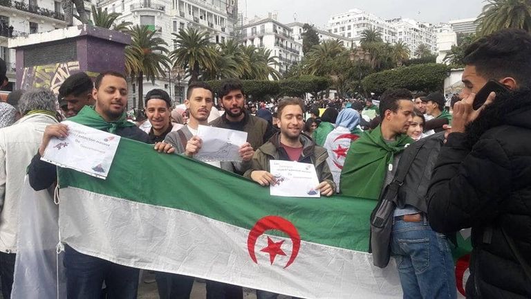 مظاهرة لأطباء جزائريين مطالبين برحيل نظام بوتفليقة مظاهرة لأطباء جزائريين