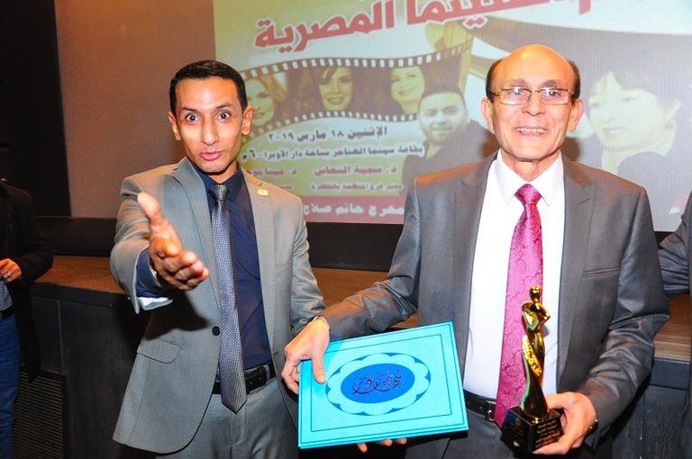 إلهام شاهين تتسلم درع تكريمها 