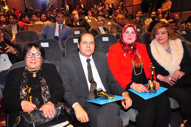 إلهام شاهين تتسلم درع تكريمها 