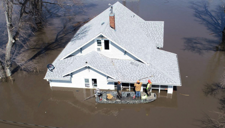 مياه الفيضانات تصل إلى 5 أقدام في نبراسكا الأمريكية
